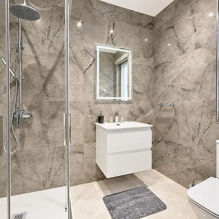 Modern 3bed, 3bath Near Promenade *